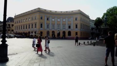 Odessa 'daki ikinci yarı dairesel bina. Odessa 'daki Duke de Richelieu Anıtı. Ukrayna 'nın güneyinde Karadeniz kıyısında bir liman kenti. Potemkin Merdivenleri.
