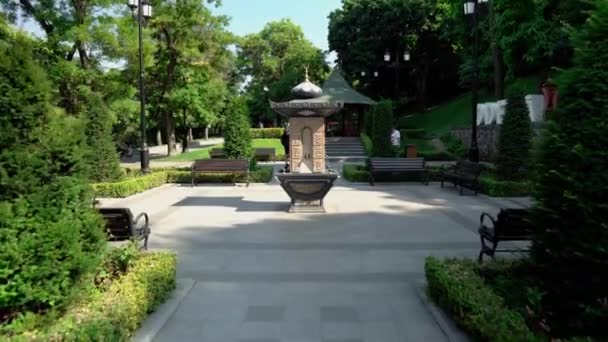 敖德萨的伊斯坦布尔公园停在普里莫尔斯基大道的斜坡上 有喷泉的中央广场一个舒适的凉亭和一个东方风格的小泵房 — 图库视频影像