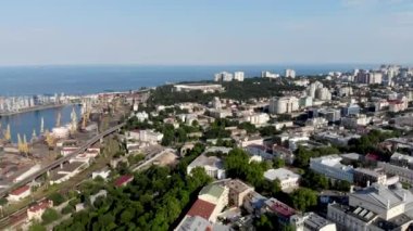 İHA Odessa 'yı vurdu. Ukrayna 'nın güney kesimindeki Karadeniz kıyısındaki bir liman şehrinin insansız hava aracı görüntüsü. Odessa 'da 19. yüzyıl mimarisi. İnsansız hava aracından denize ve Odessa limanına bakın. Stadyum