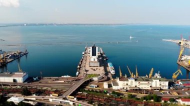 İHA Odessa 'yı vurdu. İHA Odessa limanından görüntü. Karadeniz 'in kuzeybatı kıyısında uluslararası öneme sahip büyük bir ticari liman. Kargo teslimatı açısından Ukrayna 'nın ana limanı.