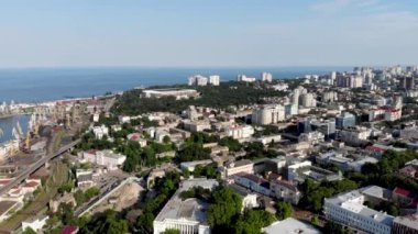 İHA Odessa 'yı vurdu. Ukrayna 'nın güney kesimindeki Karadeniz kıyısındaki bir liman şehrinin insansız hava aracı görüntüsü. Odessa 'da 19. yüzyıl mimarisi. İnsansız hava aracından denize ve Odessa limanına bakın. Stadyum