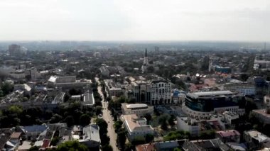 İHA Odessa 'yı vurdu. Ukrayna 'nın güney kesimindeki Karadeniz kıyısındaki bir liman şehrinin insansız hava aracı görüntüsü. Odessa 'da 19. yüzyıl mimarisi. İnsansız hava aracından denize ve Odessa limanına bak.
