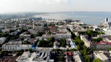 İHA Odessa 'yı vurdu. Ukrayna 'nın güney kesimindeki Karadeniz kıyısındaki bir liman şehrinin insansız hava aracı görüntüsü. Odessa 'da 19. yüzyıl mimarisi. İnsansız hava aracından denize ve Odessa limanına bak.