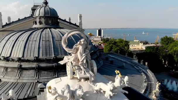 ドローンオデッサ国立学術オペラとバレエ劇場からの眺め ウクライナ最大の劇場の一つ オデッサ オペラ座やバレエ劇場の噴水の近くで人々が休んでいます オデッサ ドローン — ストック動画