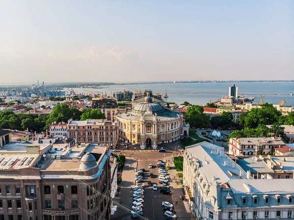 Odessa Ulusal Akademik Opera ve Bale Tiyatrosu insansız hava aracı görüntüsü. Ukrayna 'nın en büyük tiyatrolarından biri. İnsanlar Odessa Opera ve Bale Tiyatrosu 'nun çeşmesinin yanında dinleniyorlar. Odessa dronu