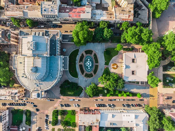 Odessa Ulusal Akademik Opera ve Bale Tiyatrosu insansız hava aracı görüntüsü. Ukrayna 'nın en büyük tiyatrolarından biri. İnsanlar Odessa Opera ve Bale Tiyatrosu 'nun çeşmesinin yanında dinleniyorlar. Odessa dronu