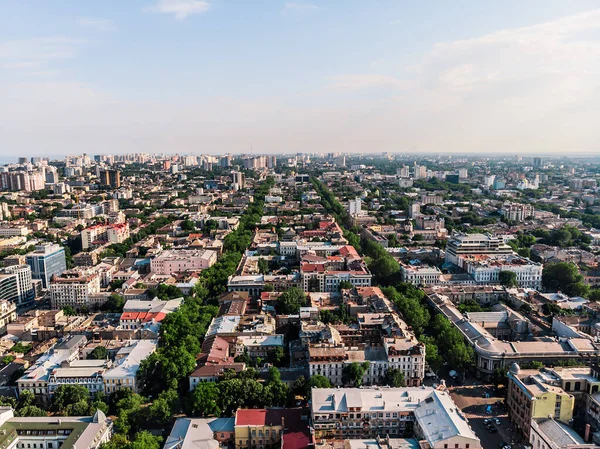İHA Odessa 'yı vurdu. Ukrayna 'nın güney kesimindeki Karadeniz kıyısındaki bir liman şehrinin insansız hava aracı görüntüsü. Odessa 'da 19. yüzyıl mimarisi. İnsansız hava aracından denize ve Odessa limanına bak.
