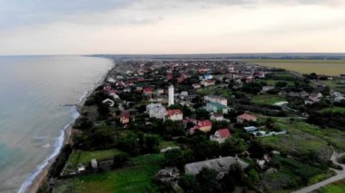 Odessa bölgesindeki Sanzheyka köyünün hava manzarası. Sanzheyka tatil köyündeki deniz fenerinin insansız hava aracı görüntüleri. İnsanlar deniz kenarındaki plajda dinleniyor. Odessa 'daki Karadeniz kıyısındaki çamurlu uçurum.