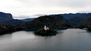 Blaysko Gölü 'nden insansız hava aracı atışı. Slovenya 'daki Bled Gölü' nün insansız hava aracı görüntüsü. Pokljuka Dağı. Slovenya 'nın yüksek dağları. Mariinsky Kilisesi 'nin olduğu ada. Mary 'nin Hükmü Kilisesi.