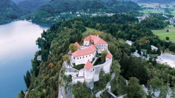 无人机是从布莱德城堡发射的Blaysko湖斯洛维尼亚Bled湖的无人机视图 Bled镇附近Blaysko湖的一座悬崖顶上城堡 斯洛文尼亚的古堡Grimshche城堡 — 图库视频影像