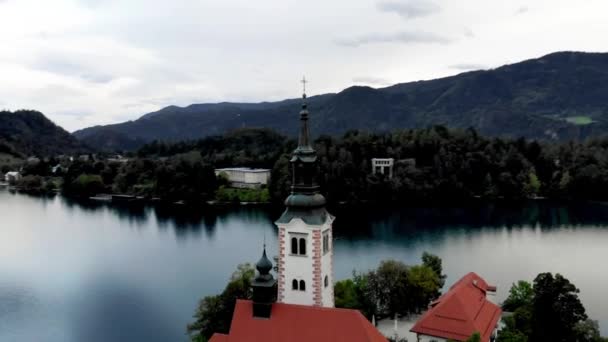 Drone从Blaysko湖开的枪斯洛维尼亚Bled湖的无人机视图 山地高原Pokljuka 斯洛文尼亚的高山 和Mariinsky教堂在一起的岛屿圣母玛利亚升天教堂 — 图库视频影像