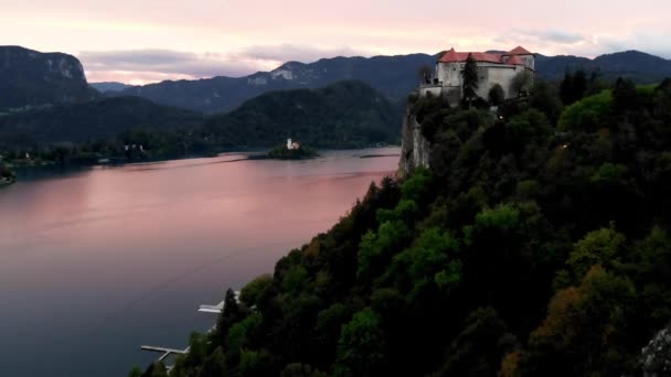 无人机是从布莱德城堡发射的Blaysko湖斯洛维尼亚Bled湖的无人机视图 Bled镇附近Blaysko湖的一座悬崖顶上城堡 斯洛文尼亚的古堡Grimshche城堡 — 图库视频影像