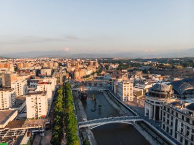 Üsküp İHA 'sından bir atış. Taş köprü Üsküp 'ün sembolü. İnsansız hava aracı Makedonya meydanından görüntü. Sanat Köprüsü. Üsküp 'teki nehir üzerindeki yaya köprüleri.