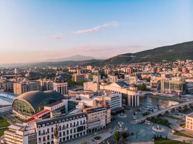 Üsküp İHA 'sından bir atış. Taş köprü Üsküp 'ün sembolü. İnsansız hava aracı Makedonya meydanından görüntü. Sanat Köprüsü. Üsküp 'teki nehir üzerindeki yaya köprüleri.