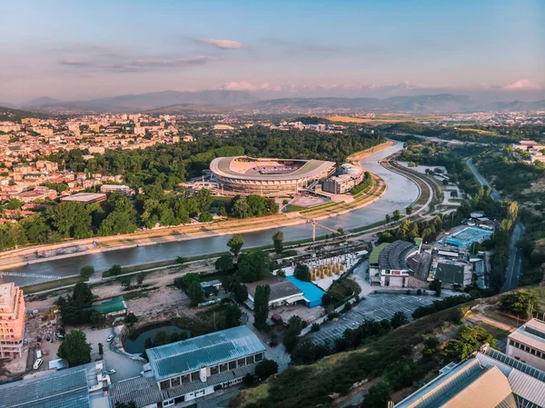 Kuzey Makedonya 'nın başkenti Üsküp' teki çok sporlu stadyumun panoramik insansız hava aracı görüntüsü. Üsküp Şehir Stadyumu. Kuzey Makedonya 'nın en uzun nehri Vardar' ın insansız hava aracı manzarası.