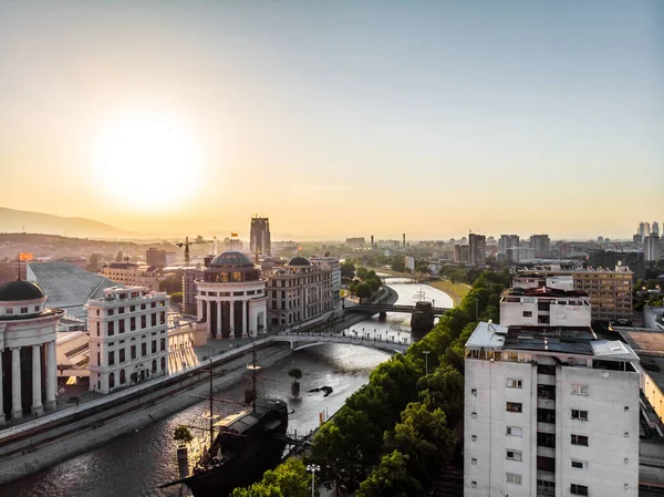 Üsküp İHA 'sından bir atış. Taş köprü Üsküp 'ün sembolü. İnsansız hava aracı Makedonya meydanından görüntü. Sanat Köprüsü. Üsküp 'teki nehir üzerindeki yaya köprüleri.