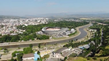 Kuzey Makedonya 'nın başkenti Üsküp' teki stadyumun panoramik insansız hava aracı görüntüsü. Üsküp Şehir Stadyumu. Kuzey Makedonya 'nın en uzun nehri Vardar' ın insansız hava aracı manzarası.