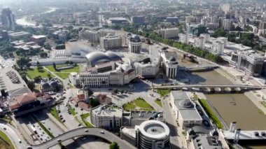 Makedonya 'nın kuzeyindeki Üsküp kentinin panoramik insansız hava aracı görüntüsü. Vardar Nehri üzerindeki taş köprünün insansız hava aracı görüntüsü. Üsküp 'ün merkez meydanı yukarıdan.