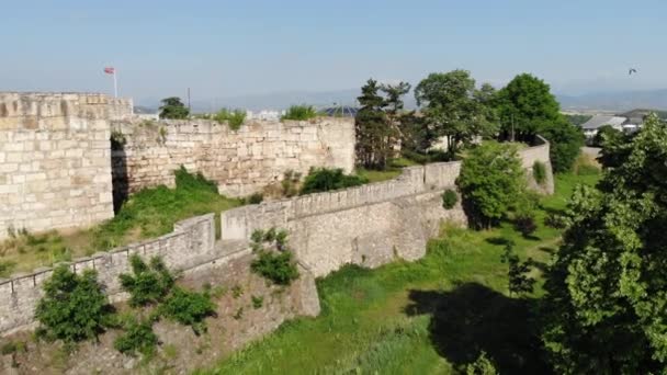 ドローンからスコピエ要塞までの眺め カレ要塞 防衛構造の複合体とスコピエの中心部に位置する遺跡 ヴァルダラ渓谷の丘の上 — ストック動画