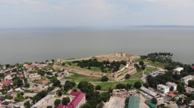 Belgorod-Dnestrovskaya kalesinin insansız hava aracı görüntüsü. Akerman kalesi, Dinyester nehrinin kıyısında Ukrayna 'da bir İHA' yı filme aldı. Doğu Avrupa 'nın en büyük kalelerinden biri..
