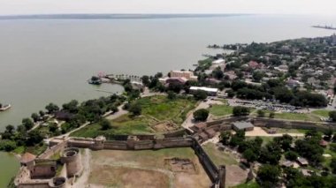 Belgorod-Dnestrovskaya kalesinin insansız hava aracı görüntüsü. Akerman kalesi, Dinyester nehrinin kıyısında Ukrayna 'da bir İHA' yı filme aldı. Doğu Avrupa 'nın en büyük kalelerinden biri..
