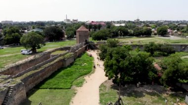 Belgorod-Dnestrovskaya kalesinin insansız hava aracı görüntüsü. Akerman kalesi, Dinyester nehrinin kıyısında Ukrayna 'da bir İHA' yı filme aldı. Doğu Avrupa 'nın en büyük kalelerinden biri..