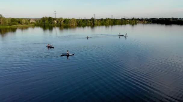 Drone Widok Ludzi Pływających Łodzi Podwodnej Niebieskim Jeziorze Ludzie Dobrze — Wideo stockowe