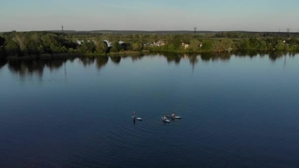 Vista Drones Pessoas Flutuando Submarino Lago Azul Pessoas Divertem Flutuando — Vídeo de Stock