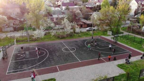 Utsikt Från Drönaren Till Basketplanen Unga Killar Spelar Basket Idrottare — Stockvideo