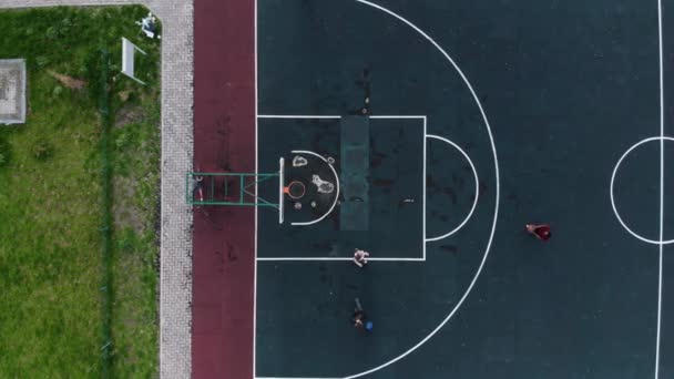 View Drone Basketball Court Young Guys Playing Basketball Athletes Compete – Stock-video