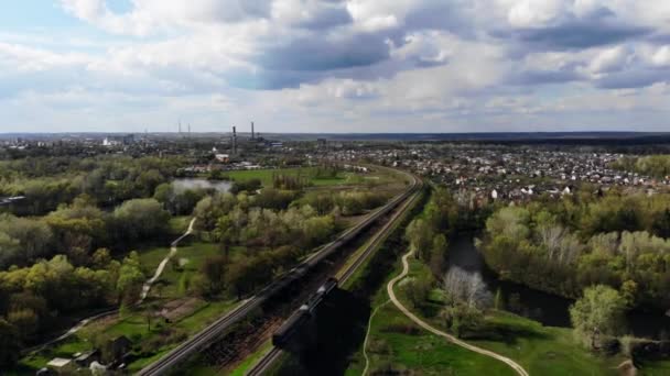 Widok Drona Pociągu Który Jedzie Koleją Malowniczym Miejscu Dron Podąża — Wideo stockowe