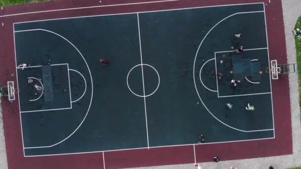 View Drone Basketball Court Young Guys Playing Basketball Athletes Compete – Stock-video
