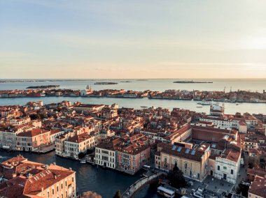 Venedik yakınlarındaki işlek köprünün hava görüntüsü. Kuzey İtalya 'da Adriyatik Denizi' ne bakan şehrin insansız hava aracı panoraması. İnsansız hava aracıyla köprüden geçen insanların görüntüsü. Gün batımı