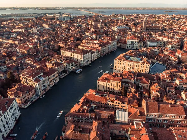Venedik yakınlarındaki canlı Büyük Kanal 'ın hava manzarası. Kanal boyunca setin yanında tekne ve kulpların hareketi. Venedik 'in tarihi merkezi bir insansız hava aracından. İtalya 'da eğlence tekneleri