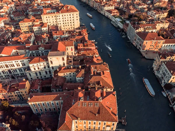 Venedik yakınlarındaki canlı Büyük Kanal 'ın hava manzarası. Kanal boyunca setin yanında tekne ve kulpların hareketi. Venedik 'in tarihi merkezi bir insansız hava aracından. İtalya 'da eğlence tekneleri