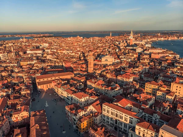 Venedik yakınlarında gün batımında kalabalık bir meydanın havadan görüntüsü. Kuzey İtalya 'daki Adriyatik Denizi' nin gölüne bakan bir insansız hava aracından şehrin panoraması. Arka planda Venedik Adaları.