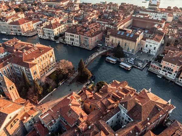 Venedik yakınlarındaki işlek köprünün hava görüntüsü. Kuzey İtalya 'da Adriyatik Denizi' ne bakan şehrin insansız hava aracı panoraması. İnsansız hava aracıyla köprüden geçen insanların görüntüsü. Gün batımı