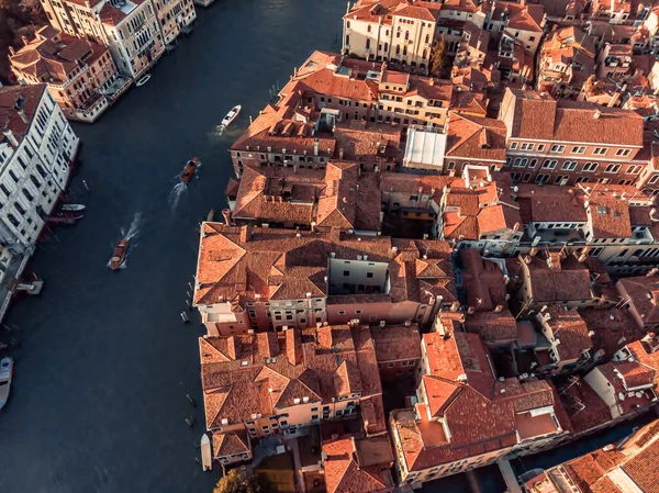 Venedik yakınlarındaki canlı Büyük Kanal 'ın hava manzarası. Kanal boyunca setin yanında tekne ve kulpların hareketi. Venedik 'in tarihi merkezi bir insansız hava aracından. İtalya 'da eğlence tekneleri