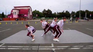 Genç kız dansçılar halka açık bir yerde dans ediyorlar. Sokak dansçıları bir dans ustası sınıfı gösteriyor. Kuzey Avrupa 'da bir kutlamada koreografi. Ukrayna Dansçıları.