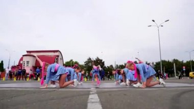 Genç kız dansçılar halka açık bir yerde dans ediyorlar. Sokak dansçıları bir dans ustası sınıfı gösteriyor. Kuzey Avrupa 'da bir kutlamada koreografi. Ukrayna Dansçıları.