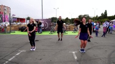 Spor kızlarından fitness ustası sınıfı. Spor hocaları herkesin içinde egzersiz yaparlar. Spor kızları kilo vermek için egzersiz öğretir. Sağlıklı bir yaşam tarzı. Kızlar iyi durumda..