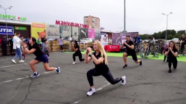 Spor kızlarından fitness ustası sınıfı. Spor hocaları herkesin içinde egzersiz yaparlar. Spor kızları kilo vermek için egzersiz öğretir. Sağlıklı bir yaşam tarzı. Kızlar iyi durumda..