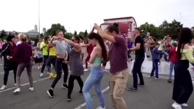 Flashmob dansı. Kızlar bachata dansı yapar. Koreografi Latin Amerika dansı. Bakhata 'da yüksek lisans dersi. Tutkulu dansçılar. Vücudun esnekliği ve esnekliği.