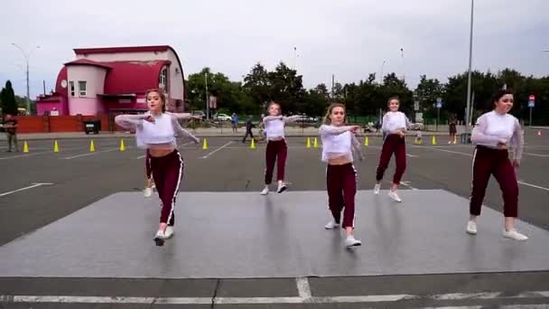 Молоді Дівчата Танцюють Громадському Місці Вуличні Танцюристи Показують Майстер Клас — стокове відео