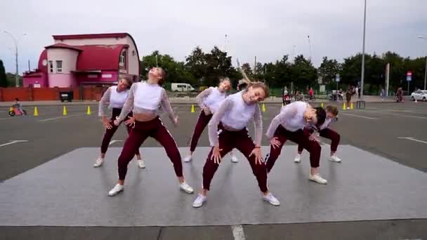 Young Girls Dancers Dance Public Place Street Dancers Show Dance — Vídeo de Stock