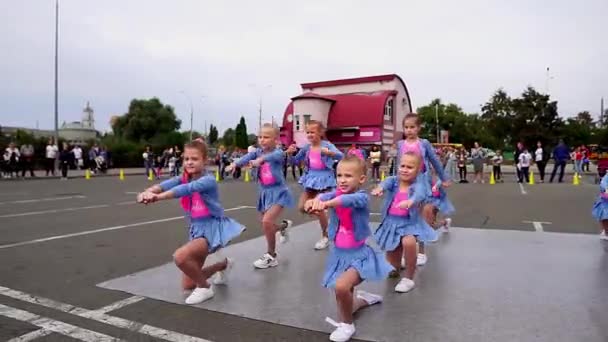 Las Bailarinas Jóvenes Bailan Lugar Público Los Bailarines Callejeros Muestran — Vídeos de Stock