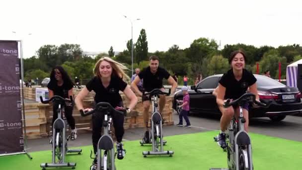 Aptidão Master Class Meninas Esportes Treinadores Fitness Fazem Exercícios Público — Vídeo de Stock