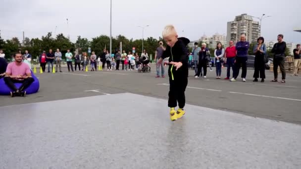 Молодий Хлопець Танцює Фестивалі Битва Молодих Танцюристів Діти Показують Танцювальні — стокове відео