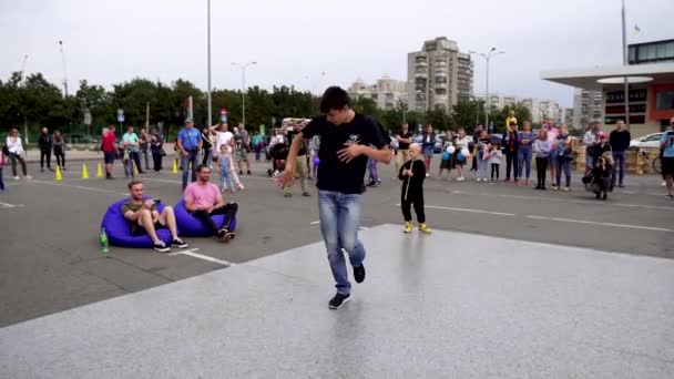 Ein Junger Mann Tanzt Breakdance Auf Dem Festival Kampf Der — Stockvideo
