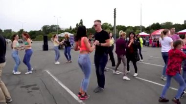 Flashmob dansı. Kızlar bachata dansı yapar. Koreografi Latin Amerika dansı. Bakhata 'da yüksek lisans dersi. Tutkulu dansçılar. Vücudun esnekliği ve esnekliği.